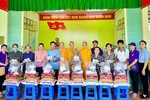 Đoàn từ thiện Ni giới hệ phái Khất sĩ trao quà đến bà con bị ảnh hưởng bởi lốc xoáy tại xã Ba Sao