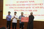 Thượng tọa Thích Đức Thiện trao bảng tặng 10 căn nhà trị giá 1 tỷ đồng để hỗ trợ các gia đình khắc phục hậu quả do mưa lớn và lũ quét 