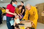 Đại đức Thích Minh Phú trao quà đến bệnh nhi tại Bệnh viện Ung Bướu TP.HCM - cơ sở 2