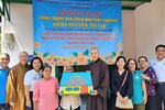 Hòa thượng Thích Giác Trí tặng quà đến bà Nguyễn Thị Lưu nhân dịp bà có căn nhà mới