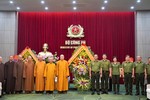 Chư tôn đức Trung ương GHPGVN tặng hoa chúc mừng Ngày truyền thống Lực lượng Công an Nhân dân, tại Bộ Công An
