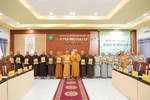 Thượng tọa Thích Tĩnh Triệt trao quyết định đến chư tôn đức Đại diện Phật giáo Khu vực V