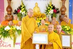 Thượng tọa Thích Bình Tâm, Phó Trưởng ban Thường trực Ban Trị sự TP.Cần Thơ trao quyết định đến Đại đức Thích Quang Dụng