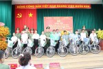 Trao xe đạp đến các em học sinh tại chương trình