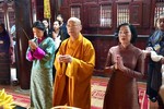 Trưởng lão Hòa thượng Thích Thanh Nhã, bà Nguyễn Thị Minh Nguyệt cùng Hoàng hậu Bhutan Jetsun Pema Wangchuck dâng hương Tam bảo