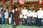 Hòa thượng Thích Chơn Nguyên, Trưởng ban Từ thiện thiền viện Vạn Hạnh trao học bổng đến học sinh vượt khó