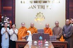 Đại diện Viện Nghiên cứu Phật học VN tặng bộ kinh Bản Duyên đến Ban Trị sự tỉnh
