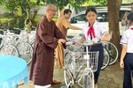 Thượng tọa Thích Chúc Phú, trụ trì chùa Tịnh Quang trao tặng xe đạp cho học sinh nghèo