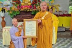 Thượng tọa Thích Quảng Hiền trao quyết định bổ nhiệm đến Sư cô Thích nữ Tuệ Thủy