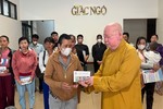 Hòa thượng Thích Duy Trấn thay mặt bạn đọc trao tiền ủng hộ đến các bệnh nhân nghèo