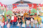 Đại diện chùa Phước Nguyên, Quỹ Khuyến học Hoa Từ Bi trao quà cho thiếu nhi vui Tết Trung thu