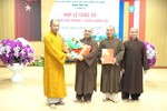 Thượng tọa Thích Minh Nhẫn trao quyết định bổ nhiệm Ban Quản trị tự viện đến các vị trụ trì