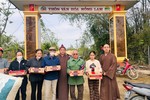 Chư Tăng trong đoàn trao quà đến người dân tỉnh Hà Tĩnh