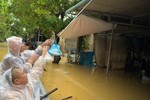 Chư Tăng trao những suất cơm đến cho người dân bị cô lập do nước lũ dâng cao tại TP.Huế