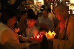 Lễ thắp nến tri ân tại chùa Huệ Hương