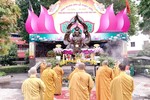 Chư tôn đức dâng hương tưởng niệm tại Công viên Tượng đài Bồ-tát Thích Quảng Đức