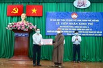 Đại đức Thích Minh Đạo, trụ trì Nam Thiên Nhất Trụ trao 200 triệu đồng đến Ủy ban MTTQVN TP.Thủ Đức 