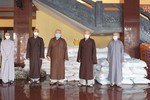 Phật giáo quận 12 ủng hộ 200 triệu đồng, cùng nhu yếu phẩm đến Ban Trị sự GHPGVN TP gửi đến các bến ăn trong mùa dịch