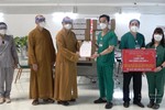 Thượng tọa Thích Huệ Công, Quyền Trưởng Ban Trị sự GHPGVN quận 8 nhận thư cảm ơn từ Trung tâm Hồi sức tích cực người bệnh Covid-19 thuộc Bệnh viện Bạch Mai