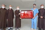 Chư tôn đức đại diện Ban Trị sự Phật giáo TP.HCM trao khánh vàng tri ân đến TS.BSCK2 Nguyễn Thanh Vinh, Phó Giám đốc Bệnh viện Tai-Mũi-Họng TP.HCM, Giám đốc Bệnh viện Dã chiến thu dung và điều trị Covid-19 số 10