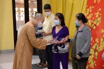 Đại đức Thích Nguyên Các trao quà Tết đến người dân - Ảnh: Công Minh