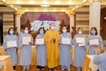 Đại đức Thích Minh Ân trao chứng chỉ đến học viên lớp học - Ảnh: Đăng Huy