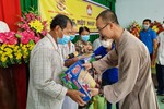 Đại đức Thích Quảng Nguyên, trụ trì chùa Bảo tịnh tặng quà đến bà con khó khăn xã Vị Tân, TP.Vị Thanh, tỉnh Hậu Giang