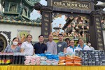 Chùa Minh Giác (TP.Thủ Đức) tặng quà đến người khó khăn kính mừng Phật đản