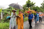 Lần đầu tiên bà con Phật tử chùa An Long, TP.Vĩnh Long được rước kiệu Phật đản sanh quanh khóm Tân Bình