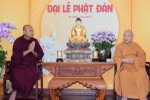 Thượng tọa Dhammapiya vấn an sức khỏe đến Hòa thượng Thích Thiện Nhơn - Ảnh: Đăng Huy