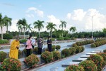 Dâng hương tưởng niệm tại Nghĩa trang Liệt sĩ tỉnh Vĩnh Long