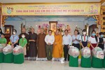 Chùa Hưng Phước, mạnh thường quân và chính quyền quận trao các phần quà đến các em mồ côi do dịch Covid-19