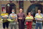 Tặng quà đến bà con tại chùa Nghệ Sĩ