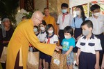 Hòa thượng Thích Chơn Không trao quà trung thu đến các em nhỏ trên địa bàn quận 3