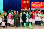 Chư Tăng Ni tặng quà cứu trợ đồng bào tại Nghệ An, Quảng Nam