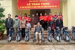 Đoàn trao tặng xe lăn đến người có hoàn cảnh khó khăn tại Đắk Mil