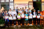 Nhóm thiện nguyện Hương Sen Từ Bi và Hữu Tâm (TP.Biên Hòa) trao học bổng đến các em nhỏ xã Đắk Drô