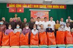 Phật giáo huyện Củ Chi tặng quà Tết đến người dân khó khăn trên địa bàn huyện