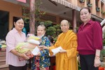  Ni trưởng Thích nữ Viên Liên, trụ trì tổ đình tịnh xá Ngọc Phương cùng đại diện chính quyền phường 1 tặng những phần quà Tết đến bà con 