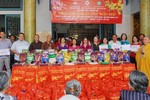 Phật giáo quận Gò Vấp trao gần 100 triệu đồng để chăm lo Tết cho người nghèo