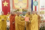 Thượng tọa Thích Lệ Lạc trao quyết định đến Đại đức Thích Thiện Duyên, tân Trưởng ban Trị sự GHPGVN H.Vũng Liêm