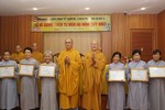 Chư tôn đức Ban Hướng dẫn Phật tử TP.HCM trao giấy khen đến Phật tử khóa tu mùa hạ tại chùa Phật Đà