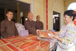 Thượng tọa Thích Tắc Bạch, Phó ban Kinh tế -Tài chính T.Ư tặng quà đến bà con khó khăn tại chùa Tế Độ, Q.Gò Vấp, TP.HCM