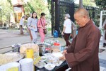Thượng tọa Thích An Thường kiểm tra các khâu chuẩn bị cho ngày hội ẩm thực chay