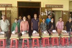 Chư tôn đức chùa Linh Bửu tặng quà đến những hộ khó khăn tại địa phương