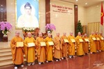 Hòa thượng Thích Lệ Trang trao chứng nhận đến chư tôn đức khóa huân tu tập trung tại Việt Nam Quốc Tự