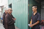 Thượng tọa Thích Thiện Quý thăm hỏi, chúc Tết đến ông Tuấn trước căn nhà vừa được sửa lại khang trang