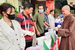 Thượng tọa Thích Đạo Phước, trụ trì chùa Thiền Giác (TP.Thủ Đức) trao quà đến bà con P.Phú Hữu