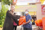 Thượng tọa Thích Đạo Phước tặng quà đến người cao tuổi