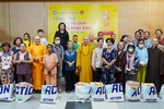 Chùa Vĩnh Nghiêm và Nhóm chia sẻ Sharing của bà Mai Thị Hạnh, phu nhân nguyên Chủ tịch nước Trương Tấn Sang tặng quà đến bà con quận 3